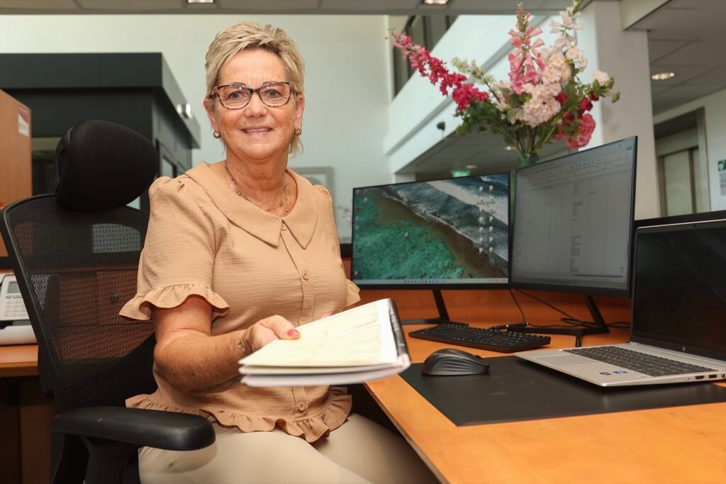 Janny van Service Buro Gadering achter haar bureau met administratie
