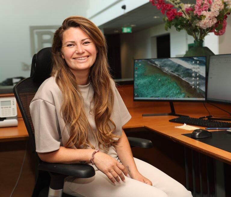 Sharon van Service Buro Gadering achter haar werkplek
